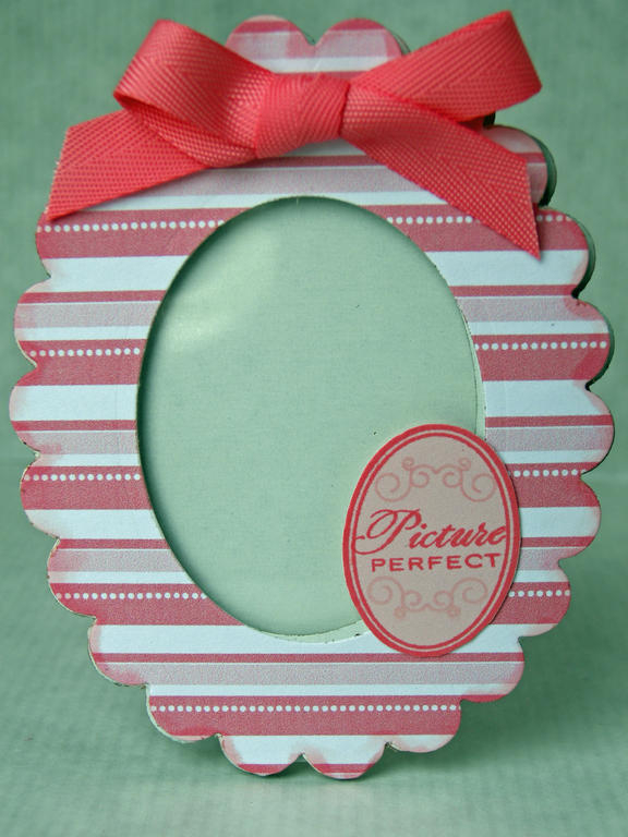 Project Title:  Picture Perfect Scalloped Oval Frame<br />
Stamps: Boxes, Bags and Tags, Favor...