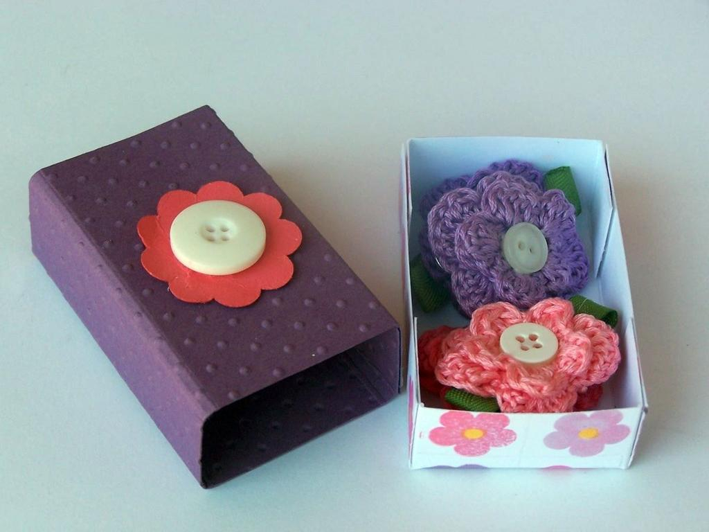 crochet flowers and barettes