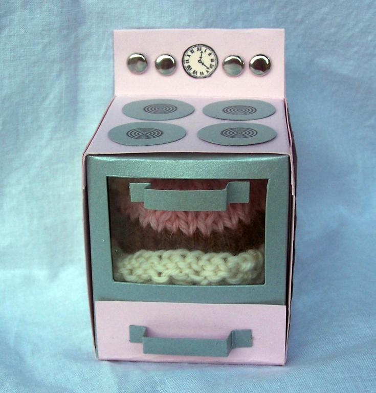 I used The Bun In The Oven Template to make the retro oven. Inside is a knitted cupcake...