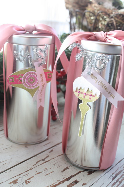 Stamps:  Vintage Ornaments<br />
Ink:  Raspberry Fizz, Ripe Avocado<br />
Paper:  Holiday...