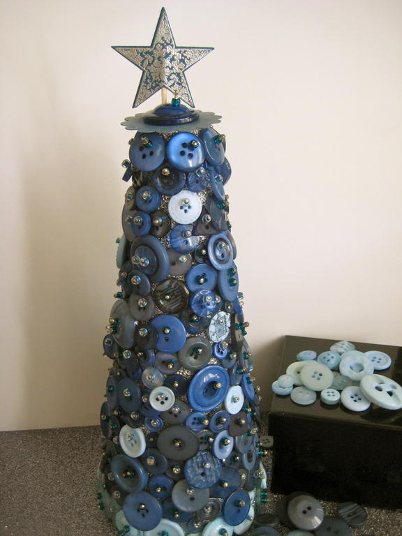 Here&#039;s a button tree I made for xmas gifts this year. <br />
<br />
I found the tutorial...