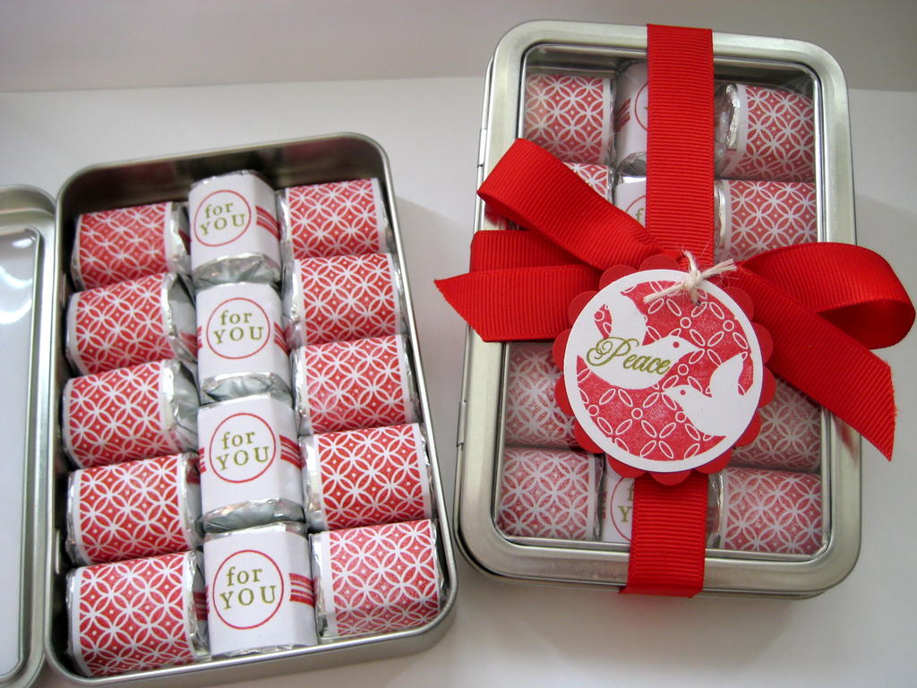 I made these quick christmas gifts for my neighbors using Limitless Labels.  Fast and easy to do!!