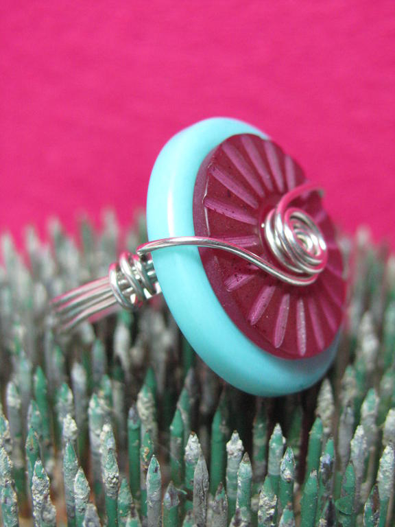 My very FIRST button ring.....was made for the PTI blog hop!<br />
My blog:...