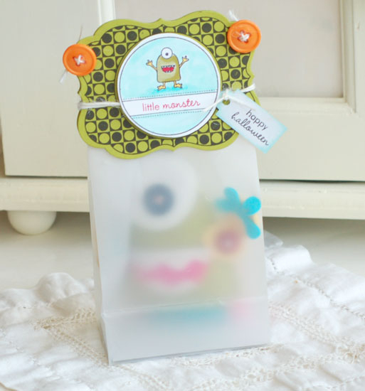 Treat Bag and Topper<br />
Stamps:  Tiny Treats: Halloween<br />
Ink:  True Black, Pure Poppy,...