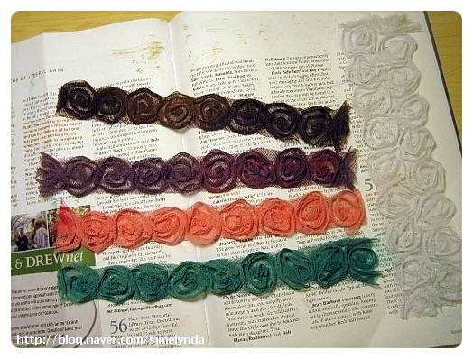 My friend gave me a white plain flower ribbon.<br />
The other day, i spent time to change...