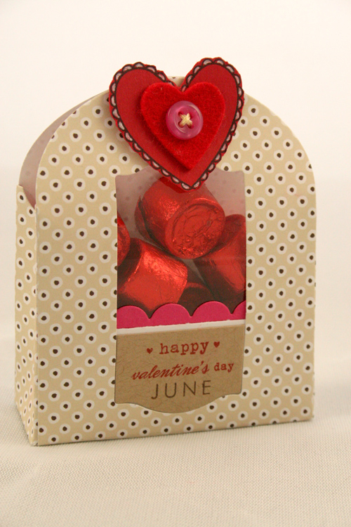 Window Favor Valentine<br />
<br />
Stamps: 2010 Love Tags, YOF: Roses<br />
Ink: Pure Poppy...