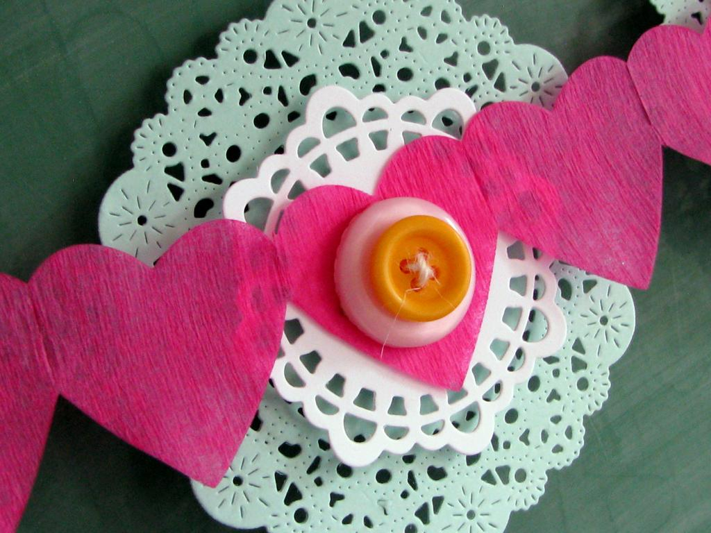 {Parisian Lace} garland<br />
Dies - Parisian Lace, Delightful Doilies, Heart Prints<br />...