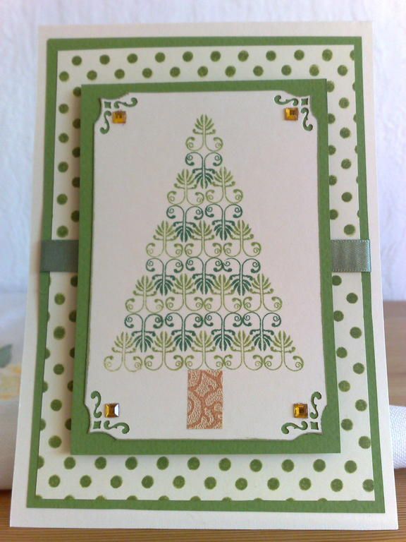 This Xmas tree has been made with a tiny stamp of "Boxes, bags, tags". I am very happy...