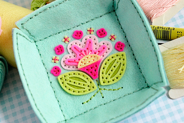 DIES: Stitched Tray: Square, Stitched Folk Flower<br />
FELT: Aqua Mist, Ocean Tides, Sweet...