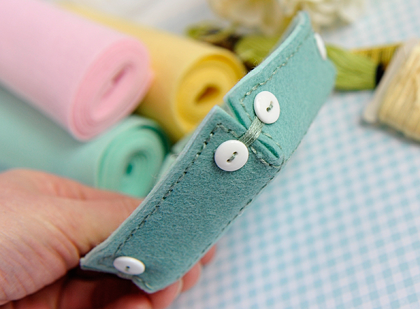 DIES: Stitched Tray: Square, Stitched Folk Flower<br />
FELT: Aqua Mist, Ocean Tides, Sweet...
