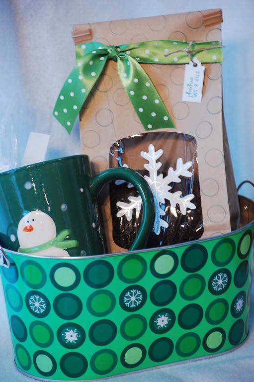 Coffee Ensemble<br />
Supplies Used<br />
Medium Kraft Bag<br />
Stamps-Snowfall, Polka Dot...