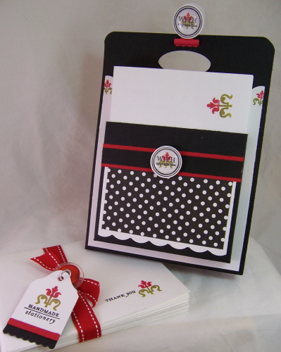 This is the perfect tote to present your gift of a designed Deluxe Stationery set!<br />
<br />...