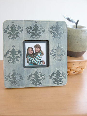 Stamps: Damask Designs<br />
Paper; True Black, Ocean Tides<br />
Ink: Versamark<br />
Other:...