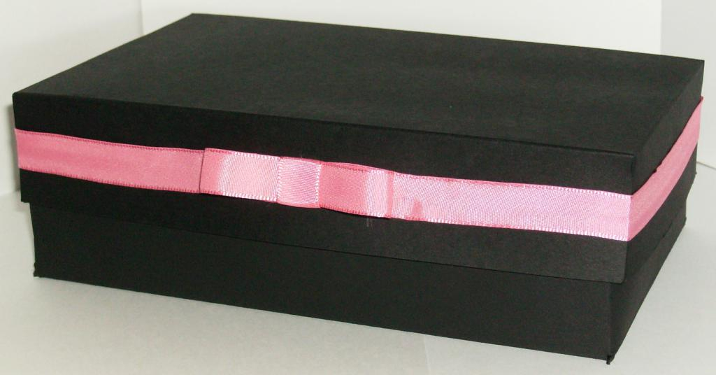 View of the outer gift box.
