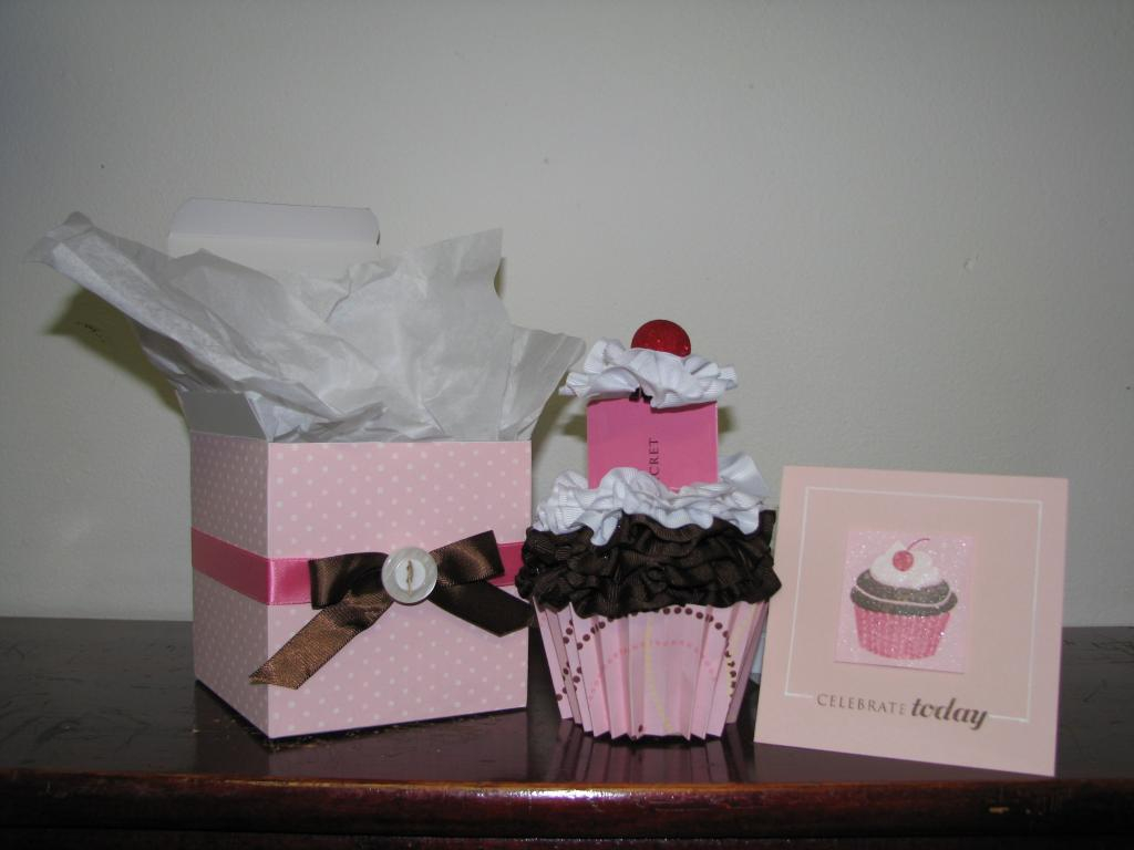 A photo showing how the gift card pulls out. I added a coordinating birthday card to accompany...