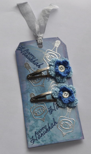 Hanukkah tag with crochet flower clips