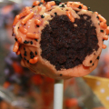 Yum-O!  This is the inside of this Cake Pop goodness!
